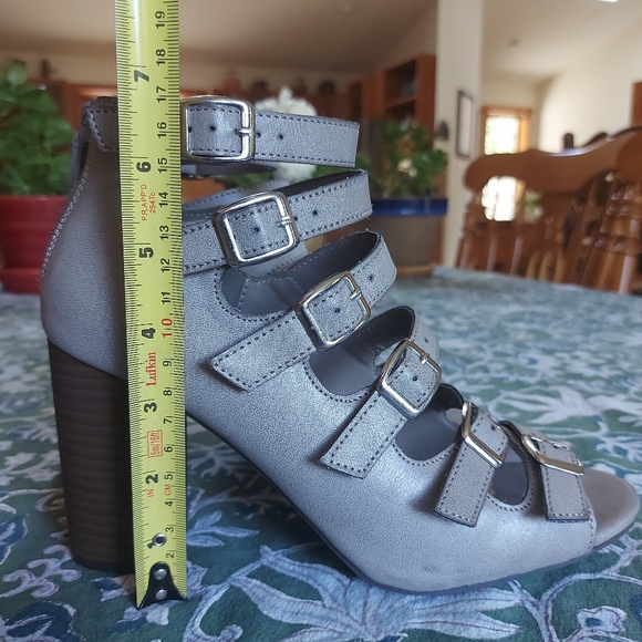 NWOT grey strappy heels size 9 - Picture 12 of 12